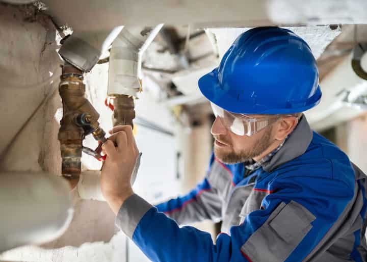 water repair expert fixing a pipe in Bowling Green, KY